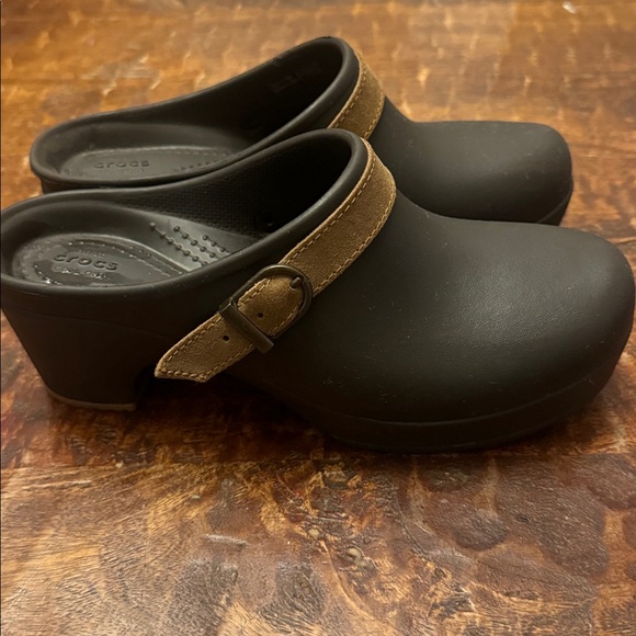 CROCS- Sarah Mule Clogs with a brown strap, EUC - Picture 3 of 8